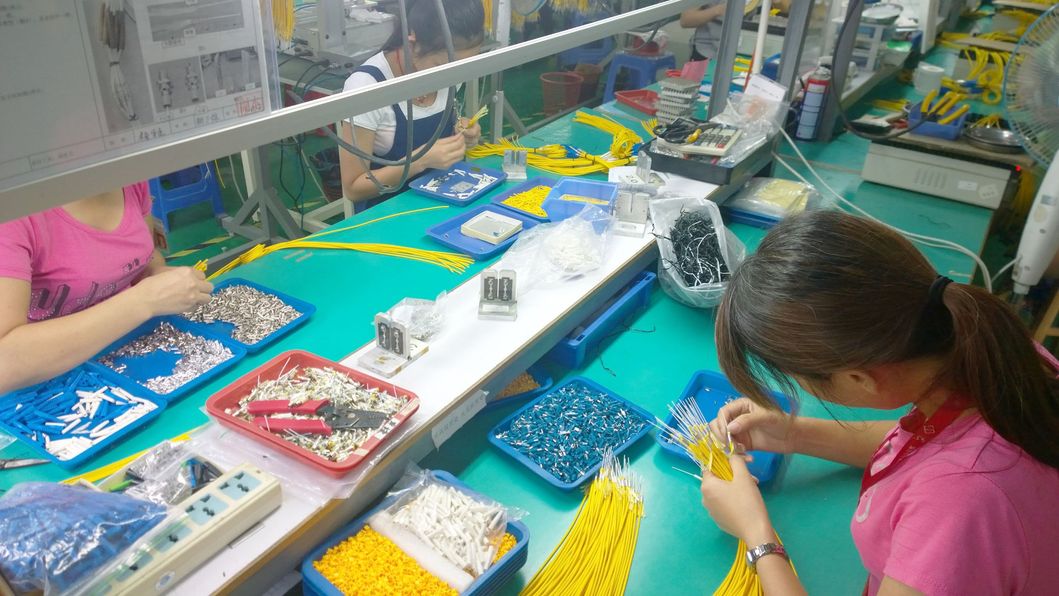 Fiber Optic Patch Cord MPO MTP Male Female to LC Upc 12c 12 Core Om4 Single Mode Sm PVC LSZH 0.9mm 2.0mm 3.0mm